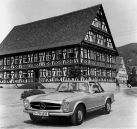 Mercedes-Benz 230 SL (1965) - vor schönem Riegelhaus