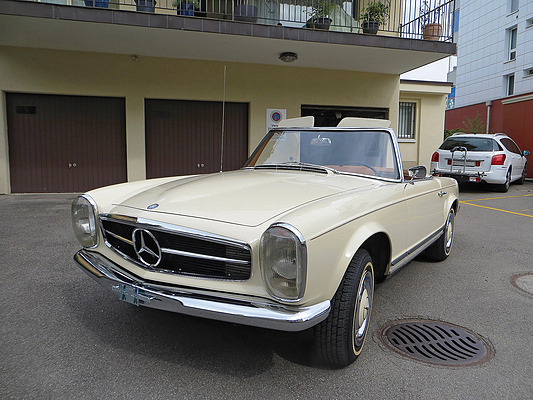 Bild: Mercedes-Benz 230 SL (1966) - angeboten an der Versteigerung der Oldtimer Galerie Toffen anlässlich der Dolder Classics vom 8. Juni 2013