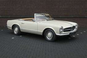 Mercedes-Benz 230 SL Cabriolet "Pagoda" (1965) - as lot 042 at the Artcurial auction on the occasion of the Rétromobile in Paris 2018