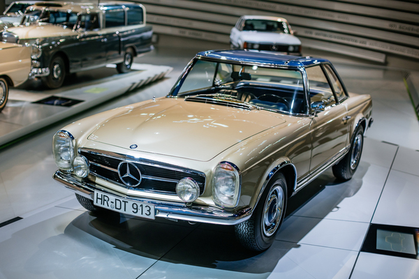 Image: Mercedes-Benz 230 SL (W 113) (1963) - Hardtop design reminiscent of Asian temples