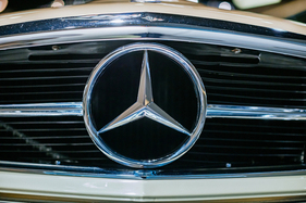 Mercedes-Benz 230 SL (W 113) (1963) – Zentralstern als Teil des typischen SL-Gesichts Mercedes-Benz 230 SL (W 113) (1963) – Zentralstern als Teil des typischen SL-Gesichts