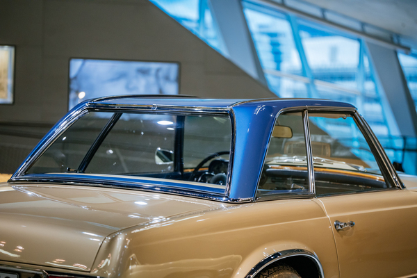 Bild Mercedes-Benz 230 SL (W 113) (1963) – charakteristisches Hardtop, das dem Wagen den Namen "Pagode" gab