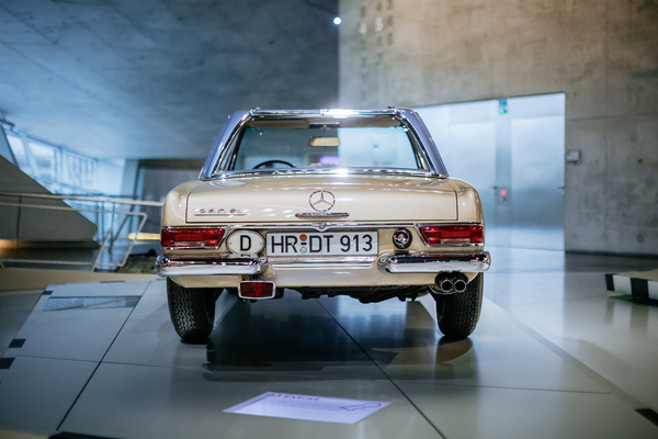 Bild: Mercedes-Benz 230 SL (W 113) (1963) – mit dem Spitznamen "Pagode"