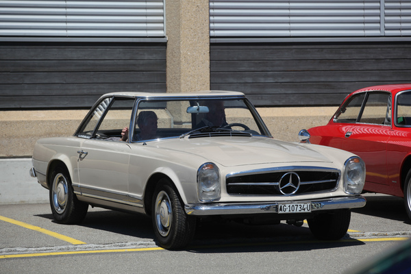 Bild: Mercedes-Benz 230 SL - mit Hardtop - Oldtimer Sunday Morning am 2. Juni 2019