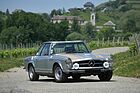 Bild: Mercedes-Benz 230 SL, vorbereitet für Rallyes (1966) - als Lot 189 angeboten an der Artcurial Le Mans Classic Versteigerung am 2. Juli 2022