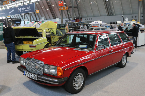 Mercedes-Benz 230 TE (1978) - in Signalrot und mit vielen Extras auf dem Mercedes-Clubstand - 24. Retro Classics 2025