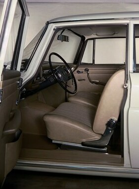 Mercedes-Benz 230 W 110 (1965) - Stylisch mit schönen Details
