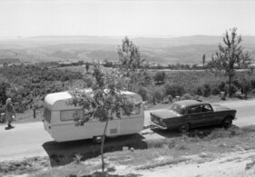 Mercedes-Benz 230 W 110 (1967) - Caravan-Gespann auf einer Bergstrasse im Balkangebirge