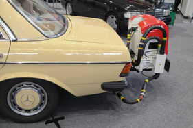 Mercedes-Benz 240 D (1982) - hat soeben die Emissionsmessungen gemäss aktueller Gesetzgebung (und Gerätschaft) geschafft - Retro Classics Stuttgart 2020