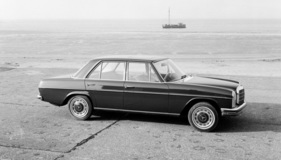 Mercedes-Benz 250 (1968) - „Strich-Acht“-Limousine der Baureihe W 114. Die Mittelklasse-Fahrzeuge der Baureihen W 114 und W 115 werden von 1968 bis 1976 gebaut.