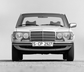 Mercedes-Benz 250 (1976) – Scheinwerfer können auf Beladung eingestellt werden Mercedes-Benz 250 (1976) – Scheinwerfer können auf Beladung eingestellt werden