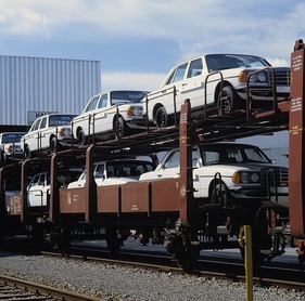 Mercedes-Benz 250 (1976) – Verladung im Werk Sindelfingen im Jahr 1982