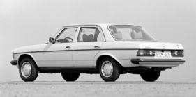 Mercedes-Benz 250 (1976) – nach unten abgewinkelte Auspuffanlage