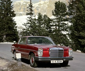 Mercedes-Benz 250 C (1968) - Promotionsaufnahme des neuen Coupés der Baureihe 114, hätte man nicht etwas weiter zurück parken können