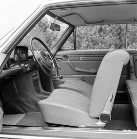Mercedes-Benz 250 C (1968) - Vordersitze und Armaturen