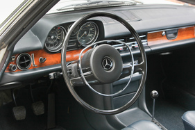 Mercedes-Benz 250 C (1969) - Hupen am Signalring