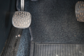 Mercedes-Benz 250 C (1969) - die Fussfeststellbremse - beim Schaltwagen nicht ganz einfach zu bedienen