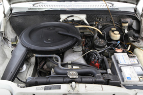 Mercedes-Benz 250 C (1969) - riesiger Luftfiler im grosszügig dimensionierten Motorraum