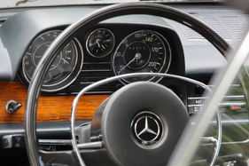 Mercedes-Benz 250 C (1969) - zwei grosse Hauptinstrumente und eine Uhr im Armaturenbrett