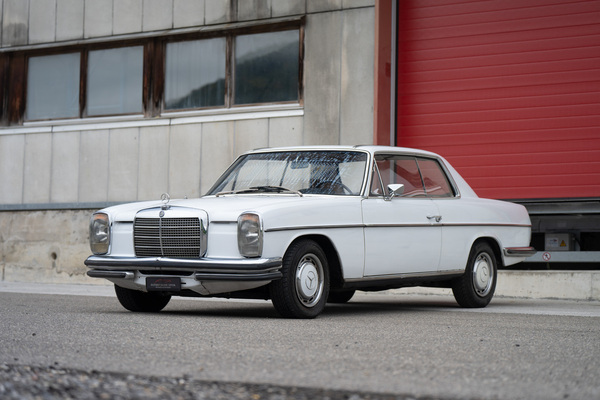 Bild: Mercedes-Benz 250 C W114 (1972) - als Lot 03 an der Versteigerung "Klassische Automobile & Motorräder" der Oldtimer Galerie in Toffen am 18. Oktober 2025