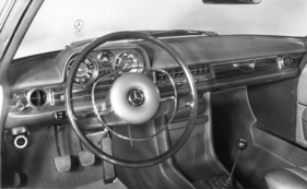 Mercedes-Benz 250 Coupé (1968) - Sicherheits-Lenkrad und mit Edelholz furniertes Armaturenbrett