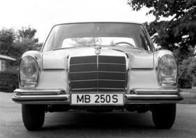 Mercedes-Benz 250 S (1965) – Front im traditionellen Stil, aber niedrigerem Kühlergrill