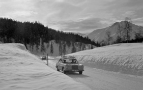 Mercedes-Benz 250 S (1965) – Gut gerüstet in den Wintersport: vier Paar Ski für zwei Personen