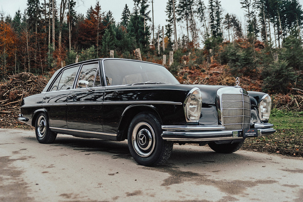 Mercedes-Benz 250 S (1965) - als Lot 147 angeboten an der Versteigerung der Oldtimer Galerie in Toffen am 26. März 2022