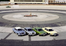 Mercedes-Benz 250 S (1966) - Mercedes-Benz S-Klasse-Limousinen der Baureihen W 112, W 109, W 116, W 126 auf der Einfahrbahn in Untertürkheim (1966)