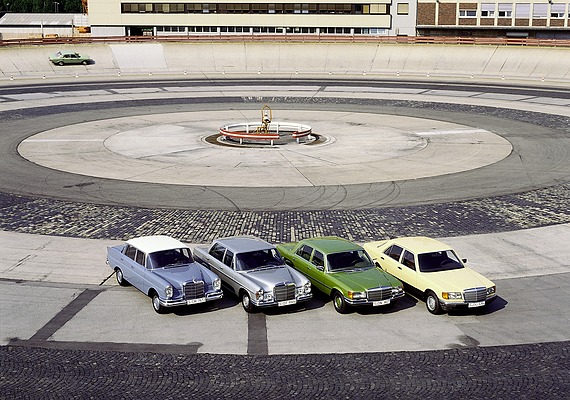 Mercedes-Benz 250 S (1966) - Mercedes-Benz S-Klasse-Limousinen der Baureihen W 112, W 109, W 116, W 126 auf der Einfahrbahn in Untertürkheim