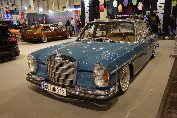 Mercedes-Benz 250 S (1969) – auf grossem Fuss und kleiner Bodenfreiheit – Essen Motor Show 2023