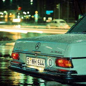 Mercedes-Benz 250 S Automatic (1965) – Heck im Regen vor den Lichtern der Grossstadt