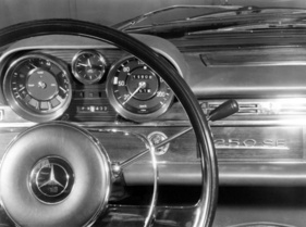 Mercedes-Benz 250 SE Automatic (1965) – Wählhebel am Lenkrad und Ganganzeige zwischen den Instrumenten