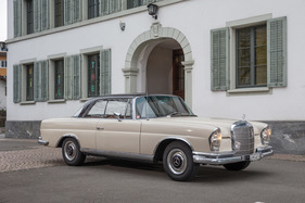 Mercedes-Benz 250 SE Coupé (1965) - die zweifarbige Lackierung steht dem Fauxcabriolet gut