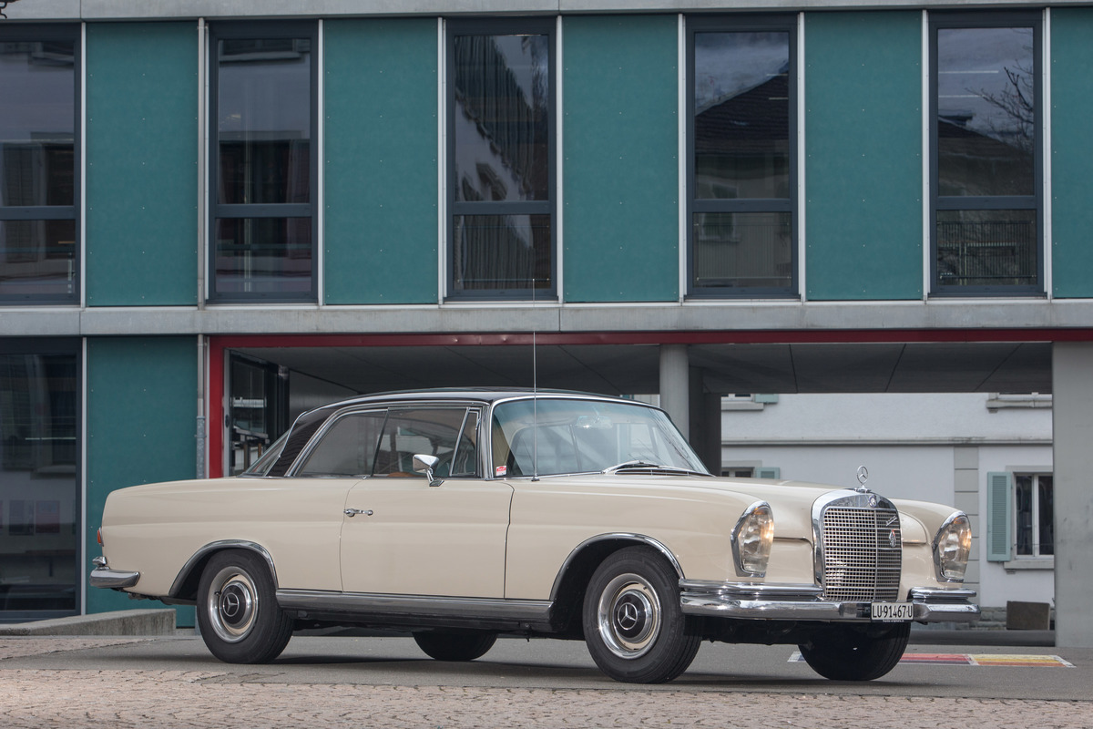 Mercedes-Benz 250 SE Coupé (1965) - mit Stahlfelgen und Raddeckeln