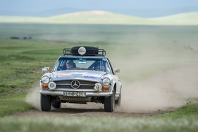 Mercedes-Benz 250 SL (1967) - Siegerinnen der Damenwertung Isobel und Nicola Matthew - Rallye Peking-Paris 2016
