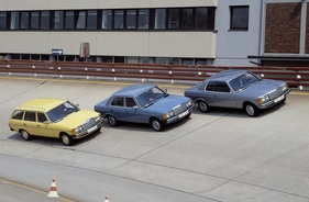 Mercedes-Benz 250 T (1977) - zusammen mit Limousine und Coupé der Baureihe W 123 (1977)