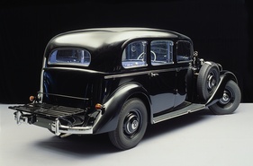 Mercedes Benz 260 D (1937) - die erste serienässige Diesel-LImousine der Welt, die Baureihe W 138 - mit ausgeklappter Gepäckbrücke Mercedes Benz 260 D (1937) - die erste serienässige Diesel-LImousine der Welt, die Baureihe W 138 - mit ausgeklappter Gepäckbrücke
