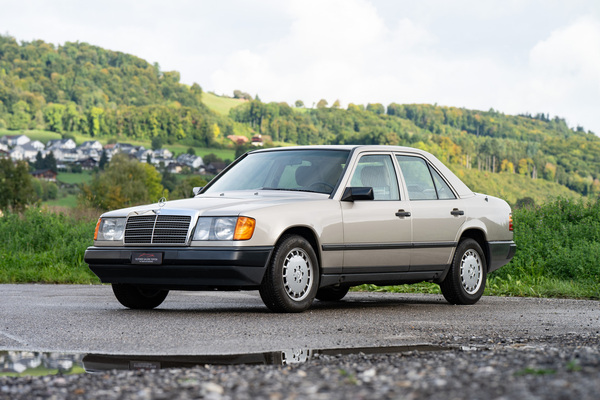 Bild: Mercedes-Benz 260 E W124 (1988) - als Lot 91 an der Versteigerung "Klassische Automobile & Motorräder" der Oldtimer Galerie in Toffen am 18. Oktober 2025