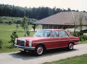 Bild Mercedes-Benz 280 (1972) - Limousine der Baureihe W 114. Die beiden 1972 eingeführten „Strich-Acht“-Topmodelle verfügen über eine Doppelstoßstange vorn und eine bis zum Radausschnitt vorgezogene Heckstoßstange.