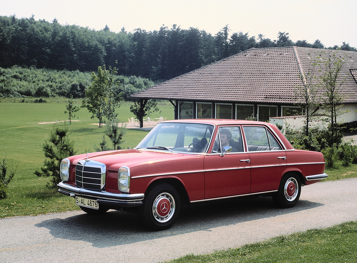 Mercedes-Benz 280 (1972) - Limousine der Baureihe W 114. Die beiden 1972 eingeführten „Strich-Acht“-Topmodelle verfügen über eine Doppelstoßstange vorn und eine bis zum Radausschnitt vorgezogene Heckstoßstange.