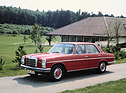 Bild: Mercedes-Benz 280 (1972) - Limousine der Baureihe W 114. Die beiden 1972 eingeführten „Strich-Acht“-Topmodelle verfügen über eine Doppelstoßstange vorn und eine bis zum Radausschnitt vorgezogene Heckstoßstange.