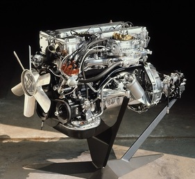Mercedes-Benz 280 (1975) - der Reihensechszylinder-Motor M110 in der Vergaserversion