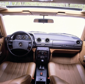 Mercedes Benz 280 (1976) - Interieur mit grosszügiger Zusatzausstattung - Drehzahlmesser, Automatik, Radio, etc.