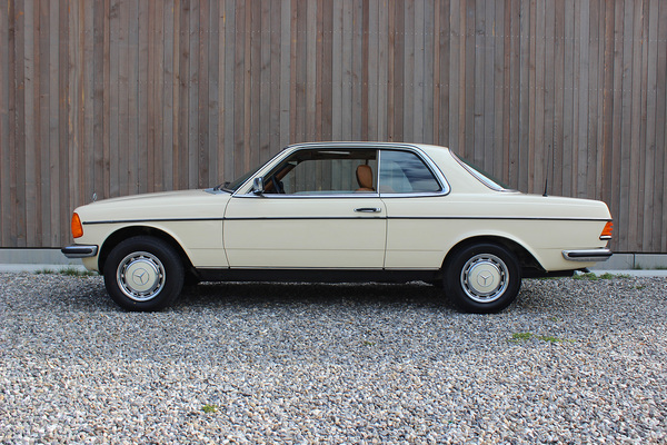 Mercedes-Benz 280 C (1978) - angeboten an der Versteigerung der Oldtimer Galerie in Toffen am 28. November 2015