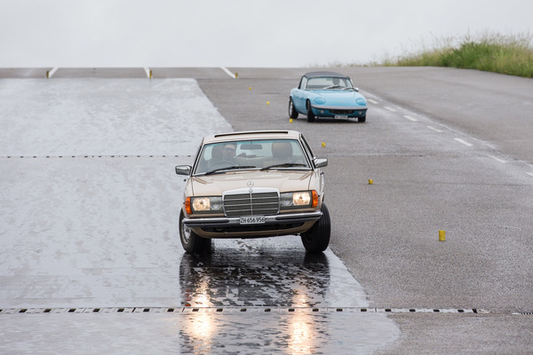 Bild Mercedes-Benz 280 CE (1983) – beim TCS-Fahrtraining für Oldtimer