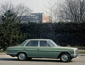 Mercedes-Benz 280 E (1972) - Baureihe W 114. Das Topmodell mit zwei obenliegenden Nockenwellen und Benzineinspritzung debütiert 1972