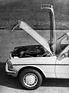 Mercedes-Benz 280 E (1975) - Die Motorhaube wurde so konstruiert, daß sie über einen besonderen Anschlag hinaus für die Werkstattarbeiten um 90 Grad geöffnet werden kann