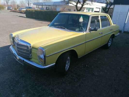 Bild: Mercedes-Benz 280 E (1975) – Mimosengelb – Angeboten an der Versteigerung am 9. April 2022 durch Günter Baumert