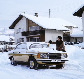 Mercedes Benz 280 E (1976) - vom Schnee befreit